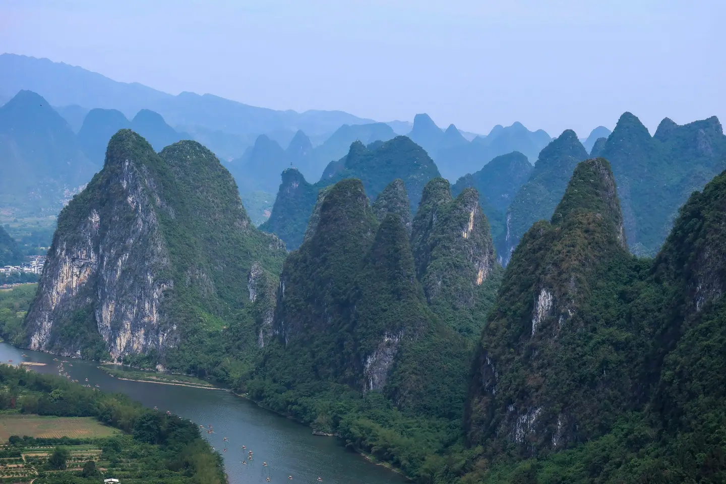 Un río sinuoso entre picos kársticos verdes en la región de Guilin