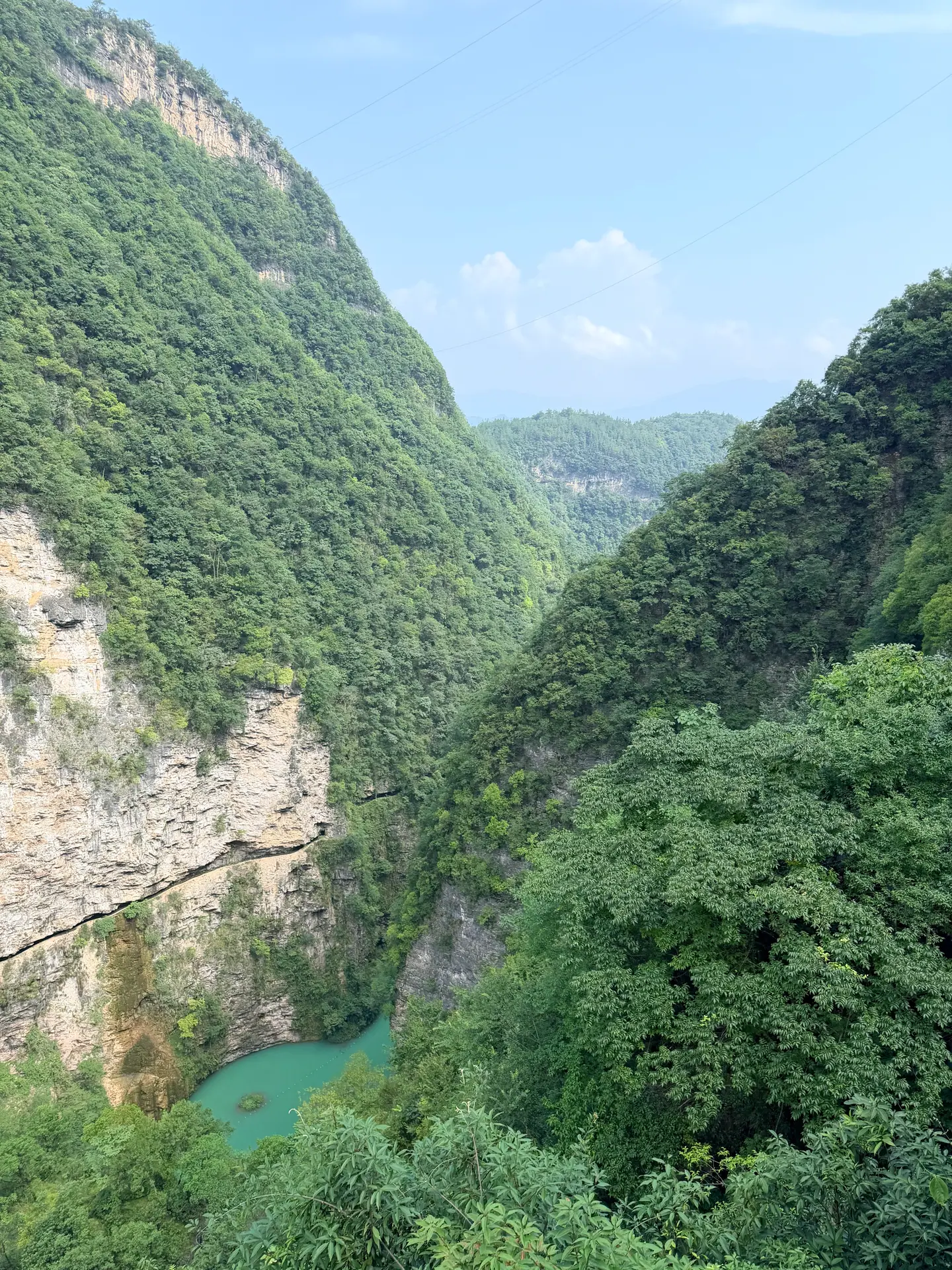 Río turquesa entre laderas boscosas en el fondo del Gran Cañón de Zhangjiajie
