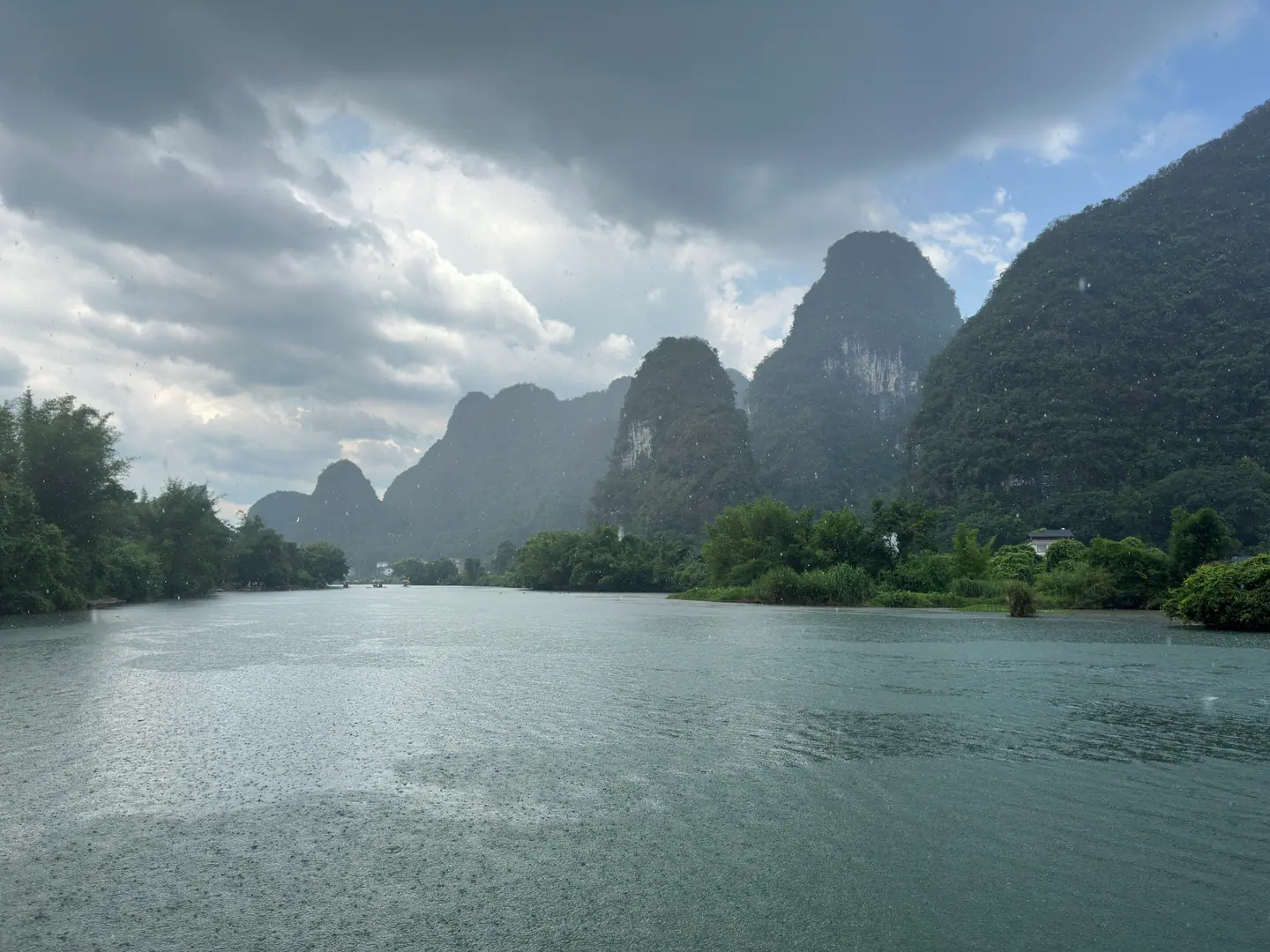El río Yulong serpenteando entre picos kársticos cubiertos de vegetación, Yangshuo