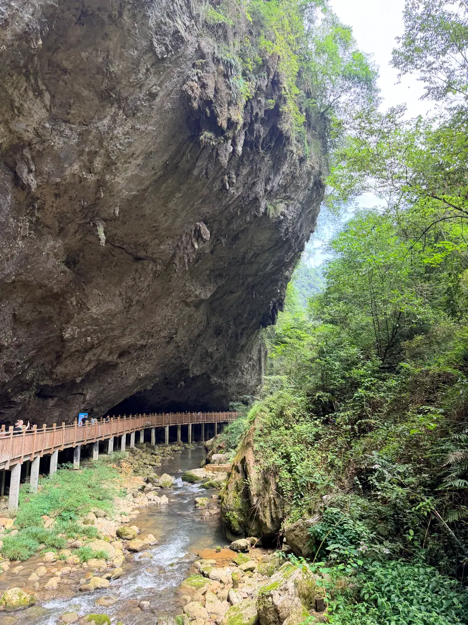 Enorme roca suspendida sobre una pasarela en el Gran Cañón de Zhangjiajie