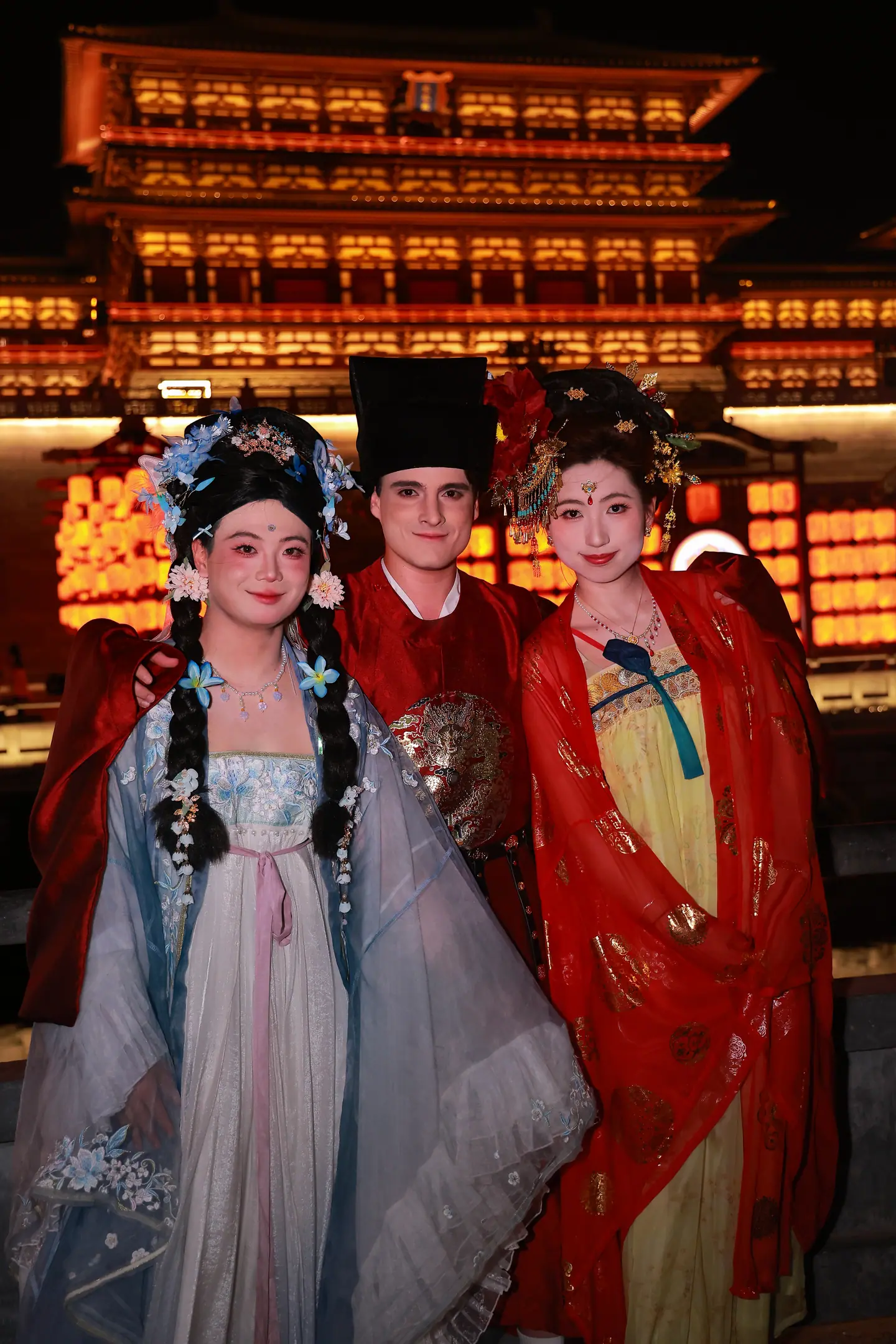 Viajero con traje Tang entre dos modelos con Hanfu ante la puerta Yingtianmen de Luoyang