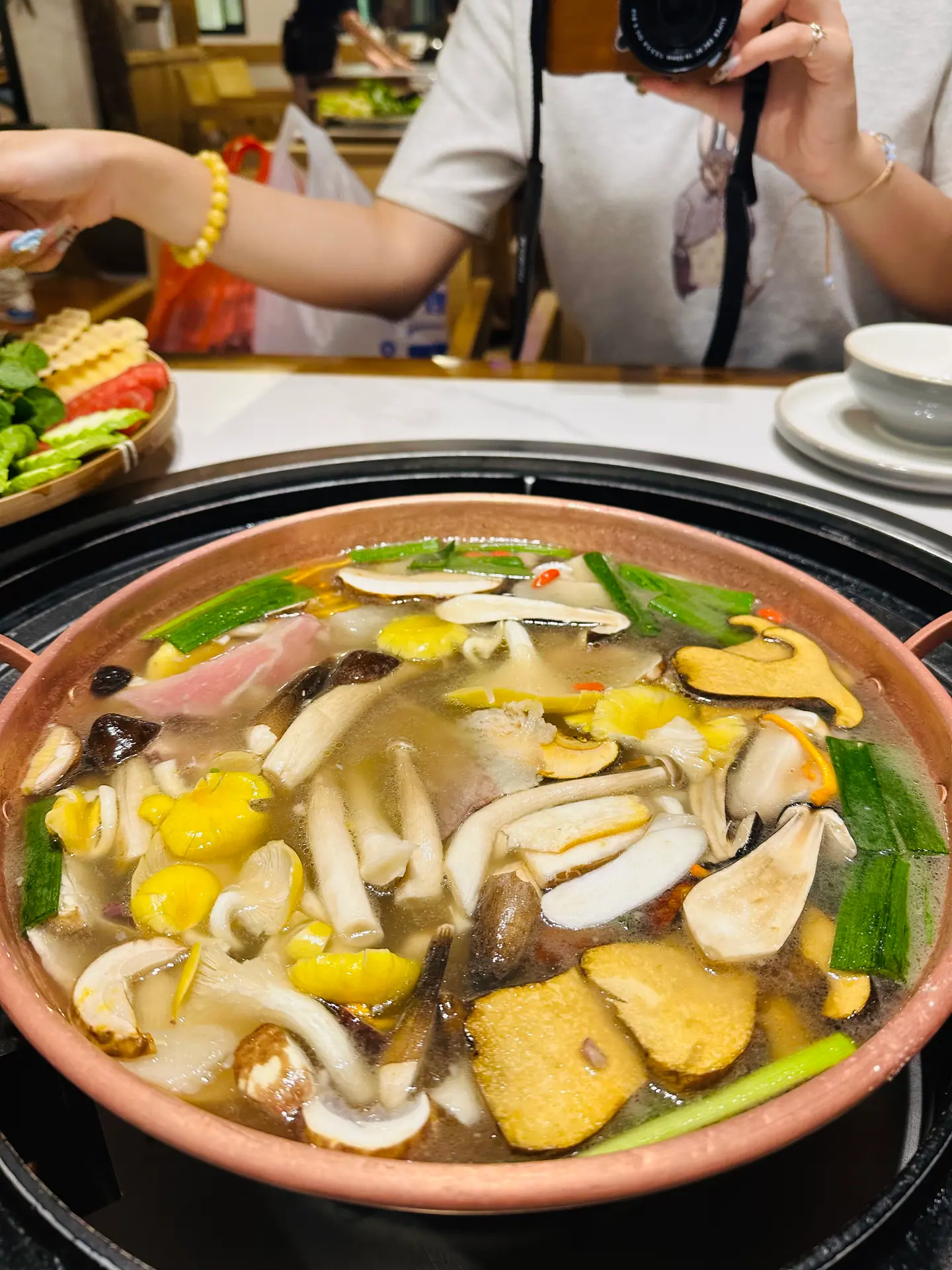 Olla de sopa con setas silvestres de Yunnan en un restaurante de Dali