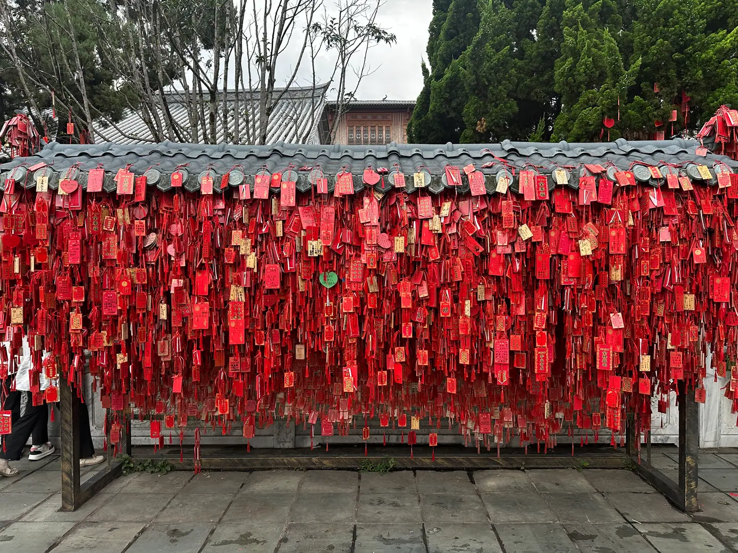 Cientos de tablillas rojas de deseos colgadas en un templo de Dali, Yunnan