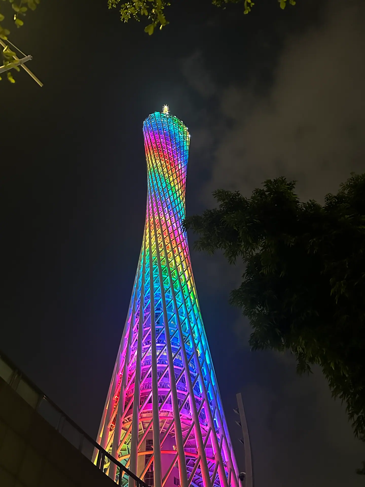 La Torre de Cantón iluminada con los colores del arcoíris por la noche