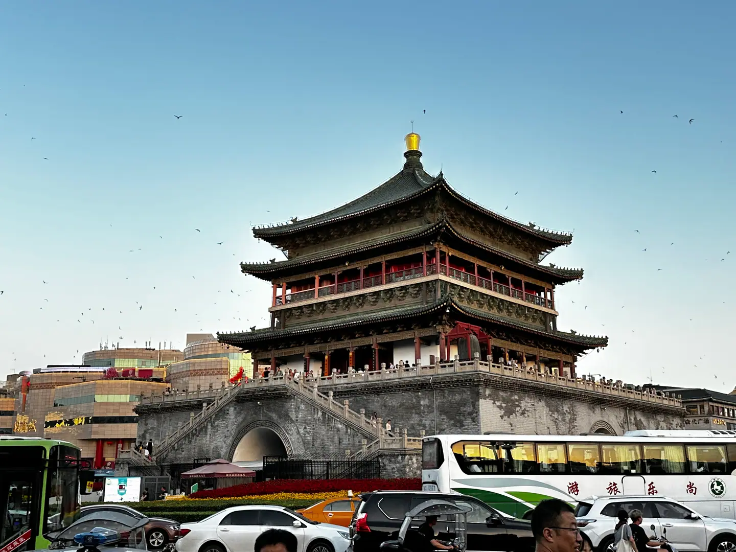 La Torre de la Campana de Xi'an bajo un cielo azul en el centro de la ciudad