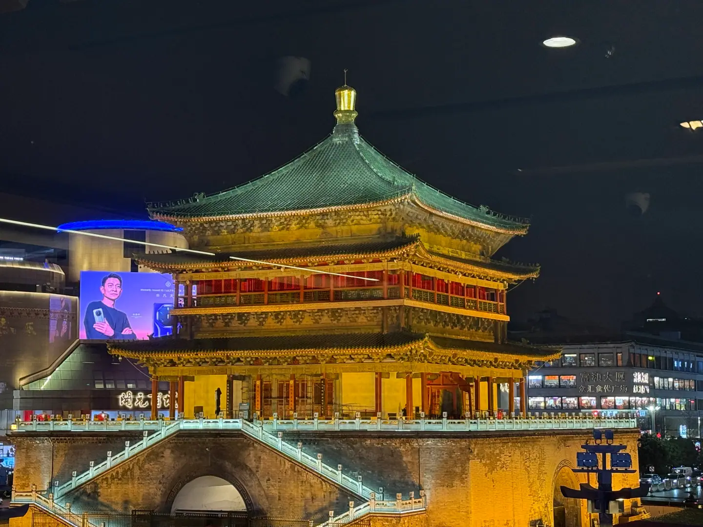 La Torre de la Campana de Xi'an iluminada en el centro de la ciudad por la noche