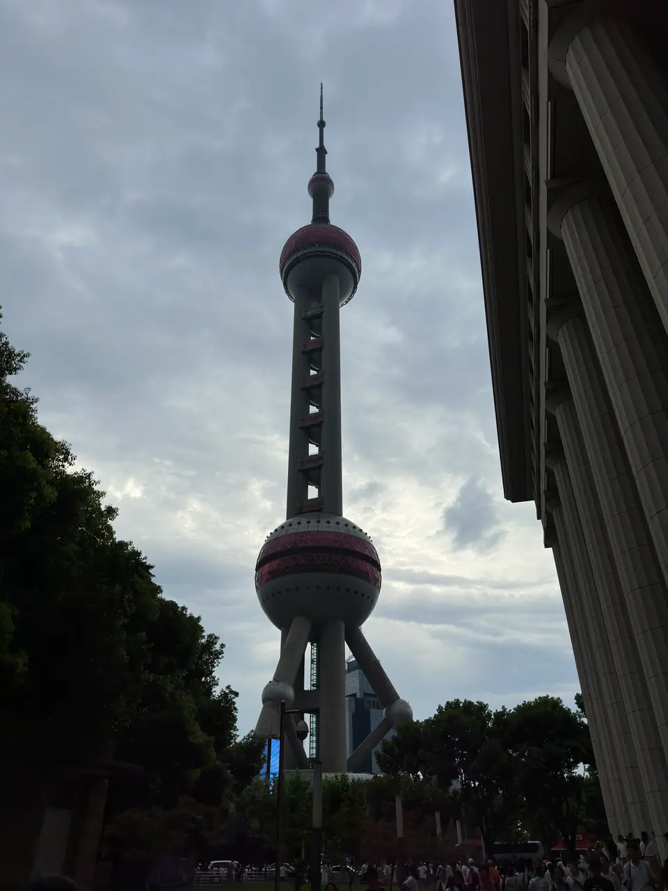 La torre de televisión Perla de Oriente vista desde abajo en Pudong, Shanghái
