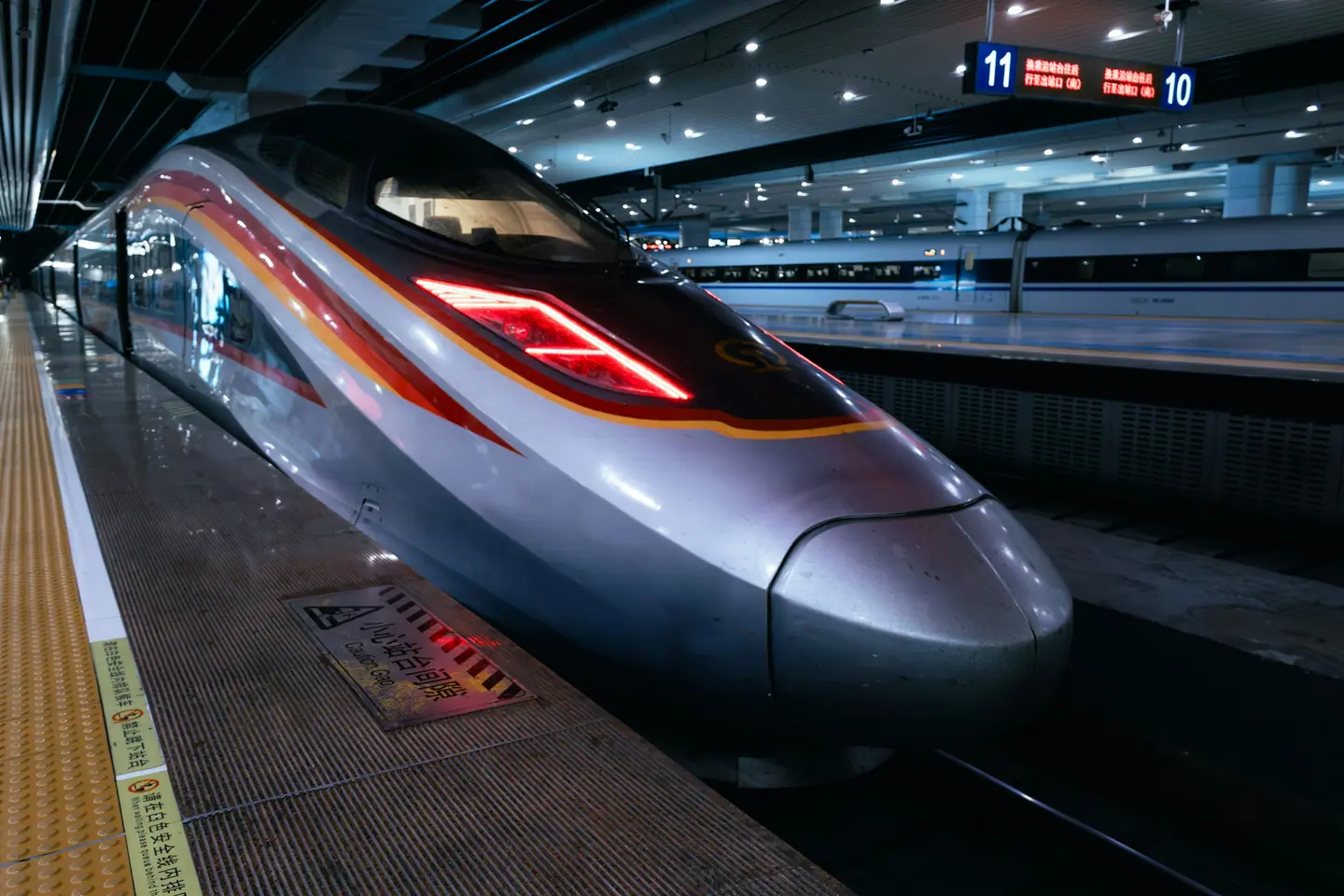 Tren chino de alta velocidad Fuxing, de morro plateado, detenido en el andén de una estación