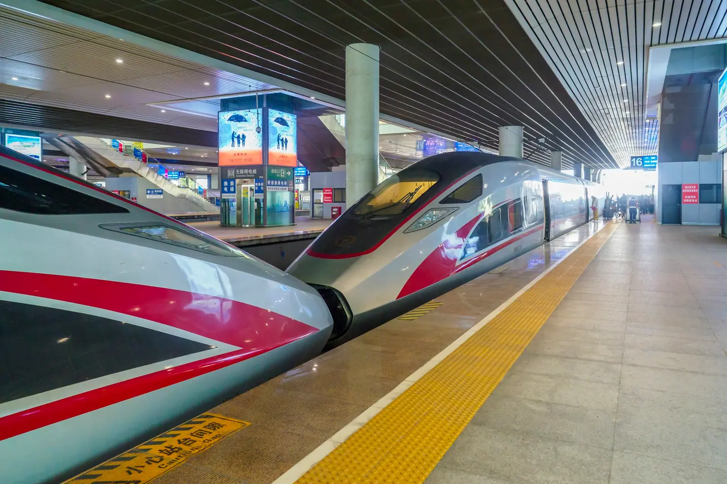 Dos trenes chinos de alta velocidad Fuxing en los andenes de una estación