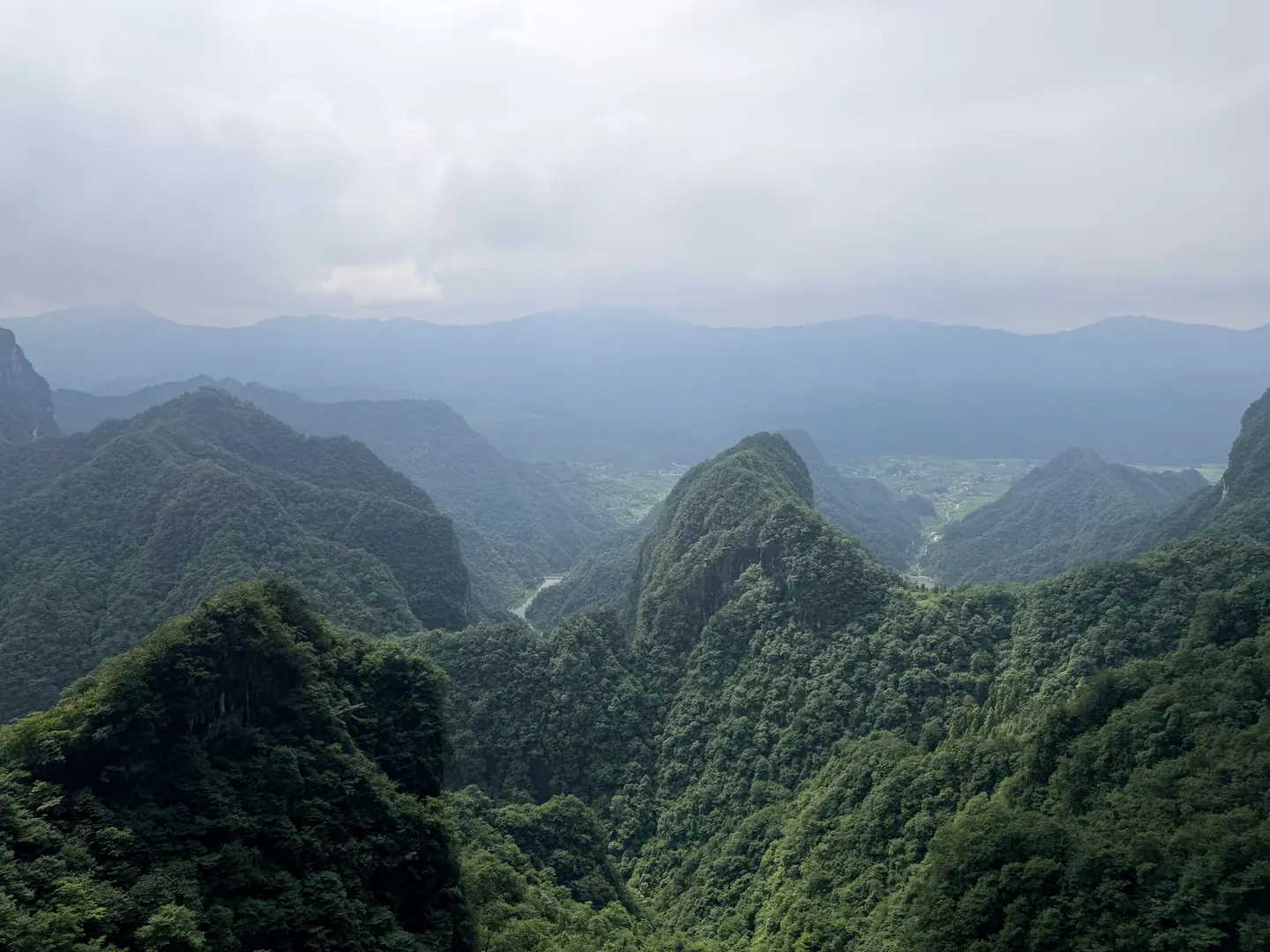 Montañas verdes y valles desde un mirador de la montaña Tianmen