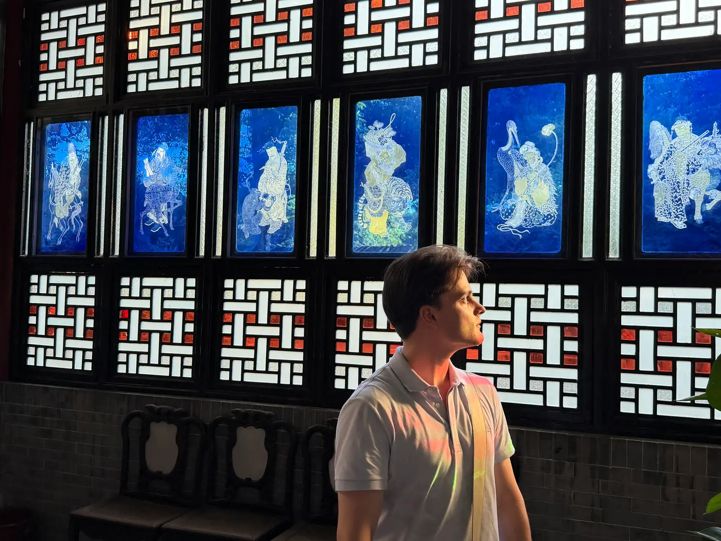 Ventanas con vidrieras azules talladas y celosías en el jardín Qinghui, Shunde
