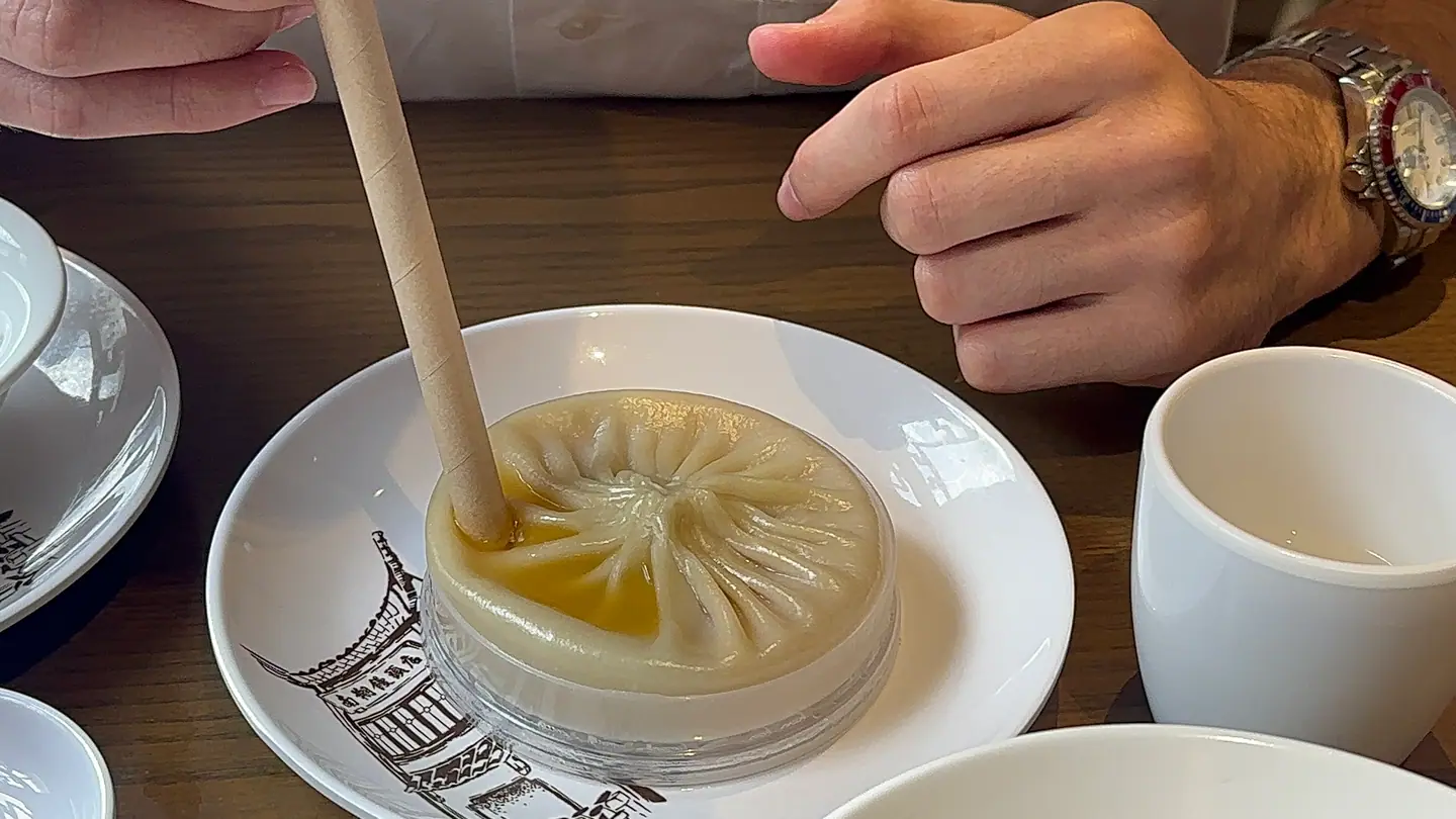 Tangbao, gran bollo relleno de sopa de cangrejo que se toma con pajita, especialidad de Shanghái